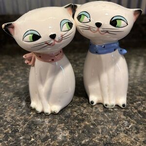 Elegant Cat  with Pink and Blue Scarves Salt and pepper Shakers. 1958